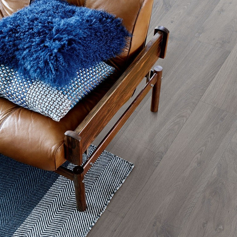Pergo-Urban-Grey-Oak-8mm-Visby_84c7238b-52c6-48e9-b740-260e104c5411 Pergo Urban Grey Oak 8mm, Visby - Image 1